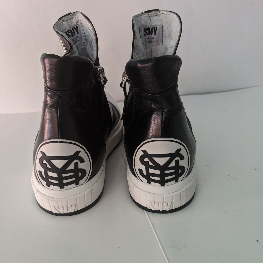 Stylish Black and White Women's High-Top Sneakers - Picture 2 of 6